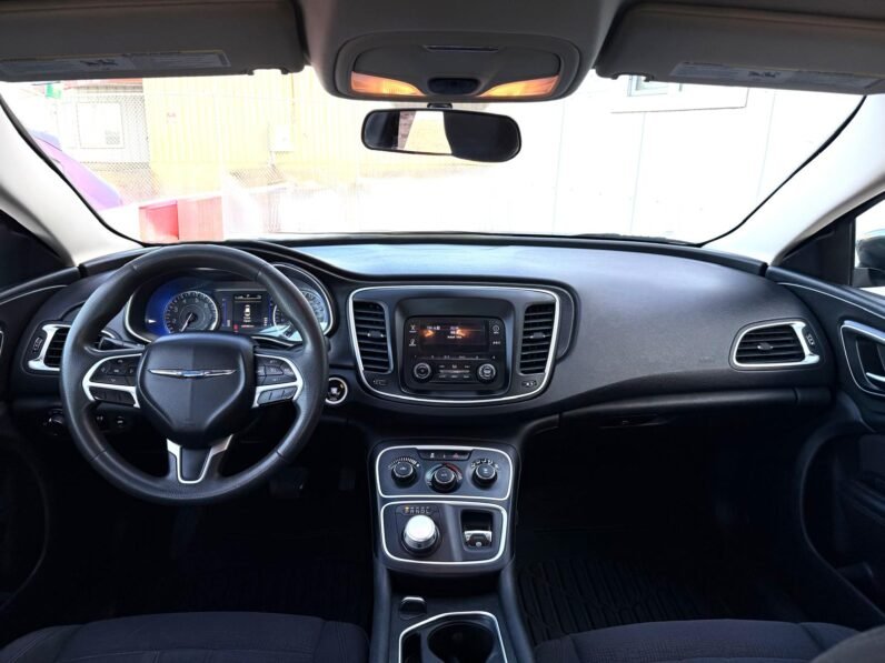 
								2015 Chrysler 200 Sedan full									