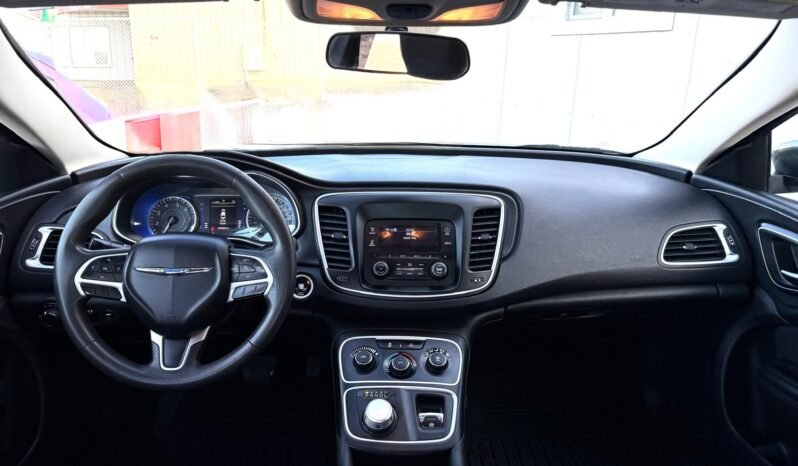 
								2015 Chrysler 200 Sedan full									