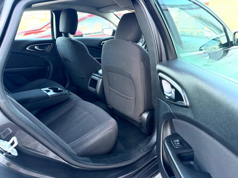 
								2015 Chrysler 200 Sedan full									