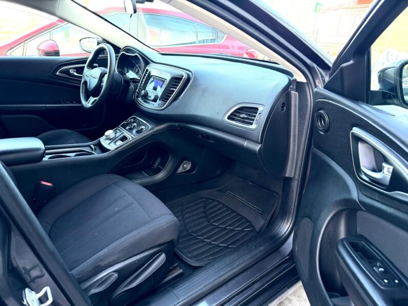 
								2015 Chrysler 200 Sedan full									