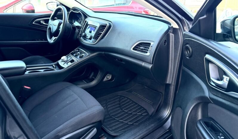 
								2015 Chrysler 200 Sedan full									