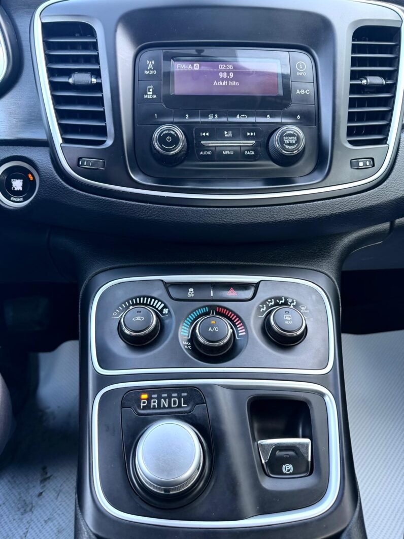 
								2015 Chrysler 200 Sedan full									