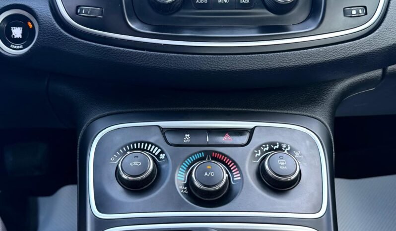 
								2015 Chrysler 200 Sedan full									