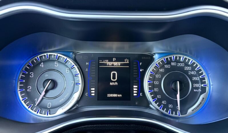 
								2015 Chrysler 200 Sedan full									