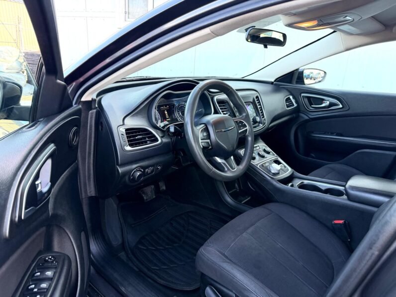 
								2015 Chrysler 200 Sedan full									