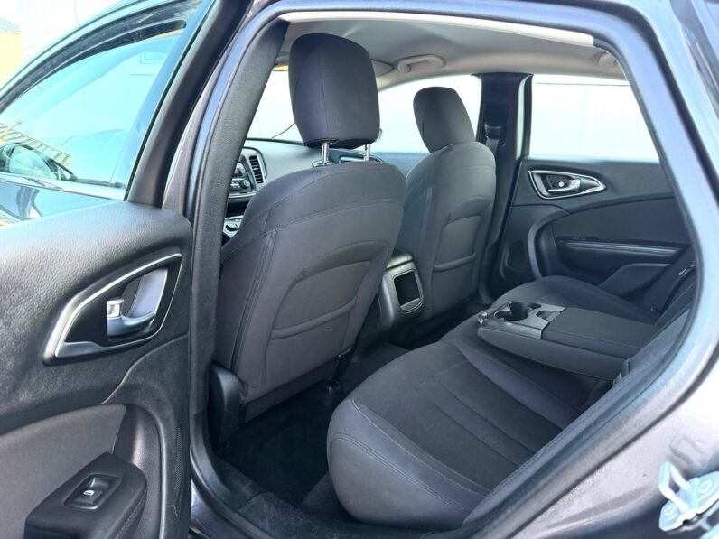 
								2015 Chrysler 200 Sedan full									