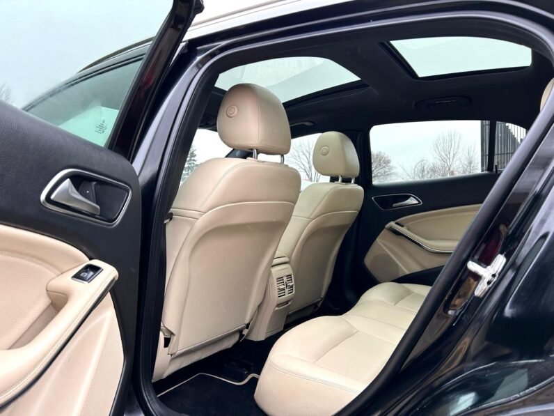 
								2018 Mercedes GLA250 4MATIC AWD SUV full									