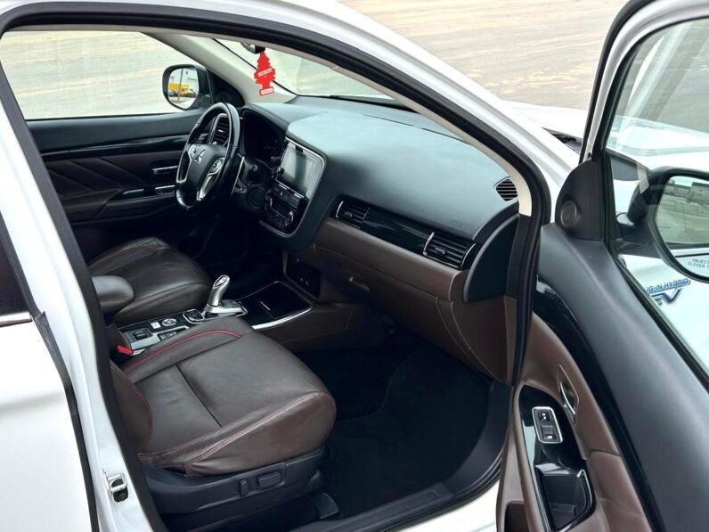 
								2018 Mitsubishi Outlander Limited PHEV AWD SUV full									