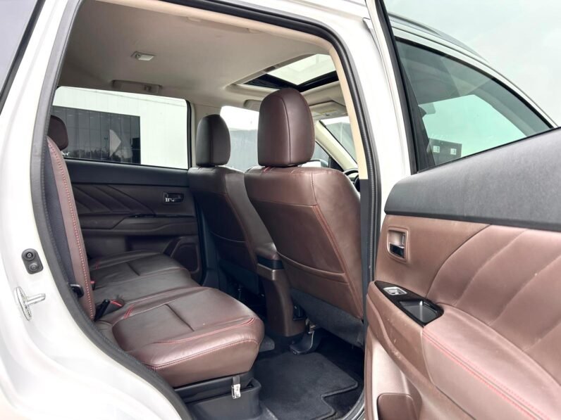 
								2018 Mitsubishi Outlander Limited PHEV AWD SUV full									