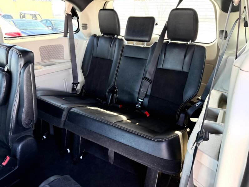 
								2019 Dodge Grand Caravan SXT Minivan full									