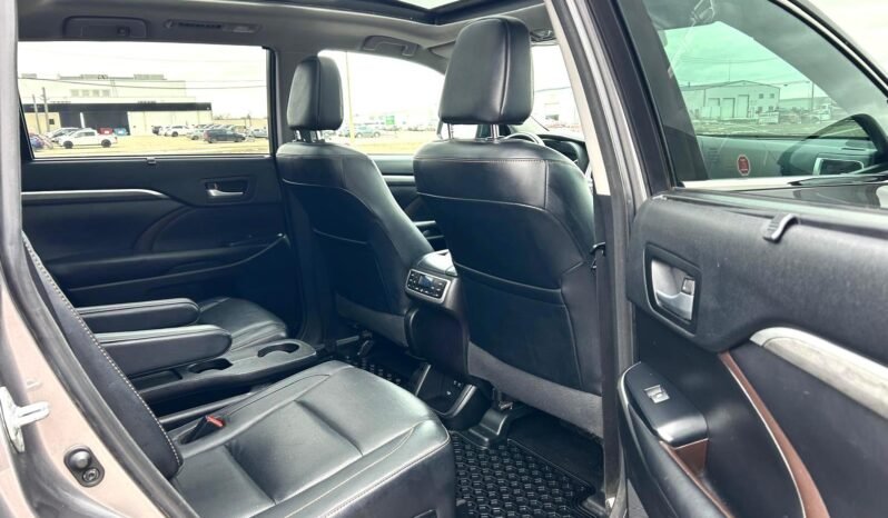 
								2017 Toyota Highlander Limited AWD SUV. full									