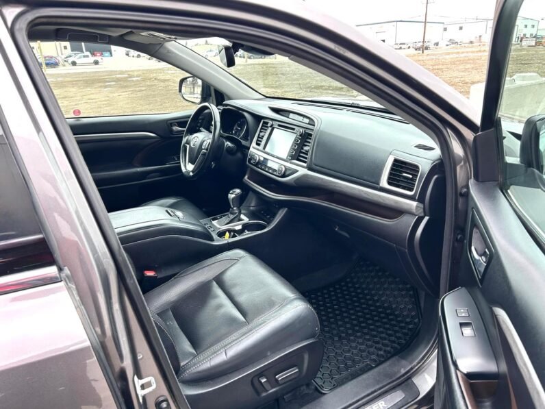 
								2017 Toyota Highlander Limited AWD SUV. full									