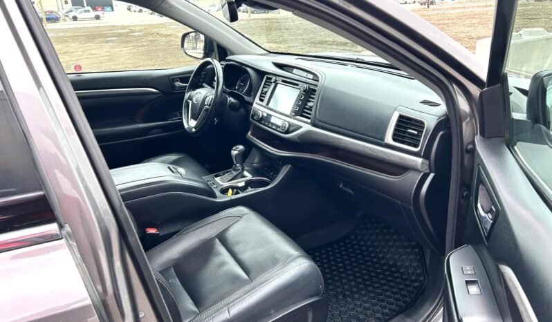 
								2017 Toyota Highlander Limited AWD SUV. full									