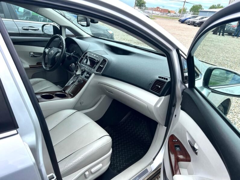 
								2010 Toyota Venza Limited AWD SUV. full									
