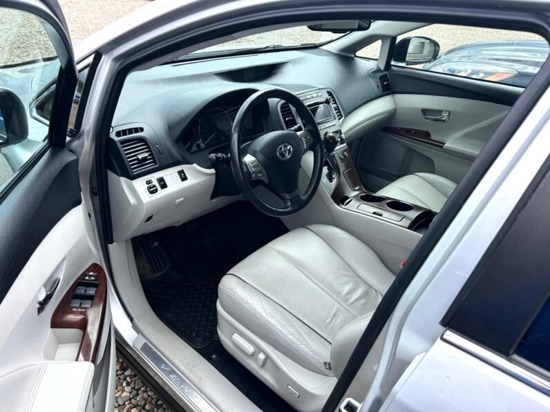 
								2010 Toyota Venza Limited AWD SUV. full									