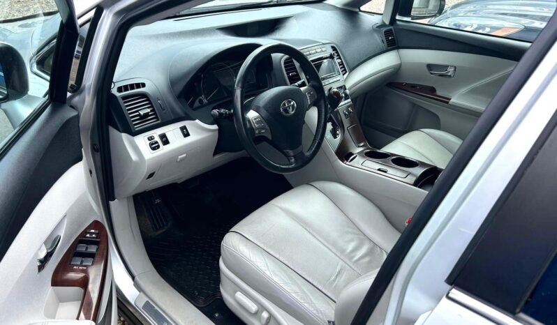 
								2010 Toyota Venza Limited AWD SUV. full									