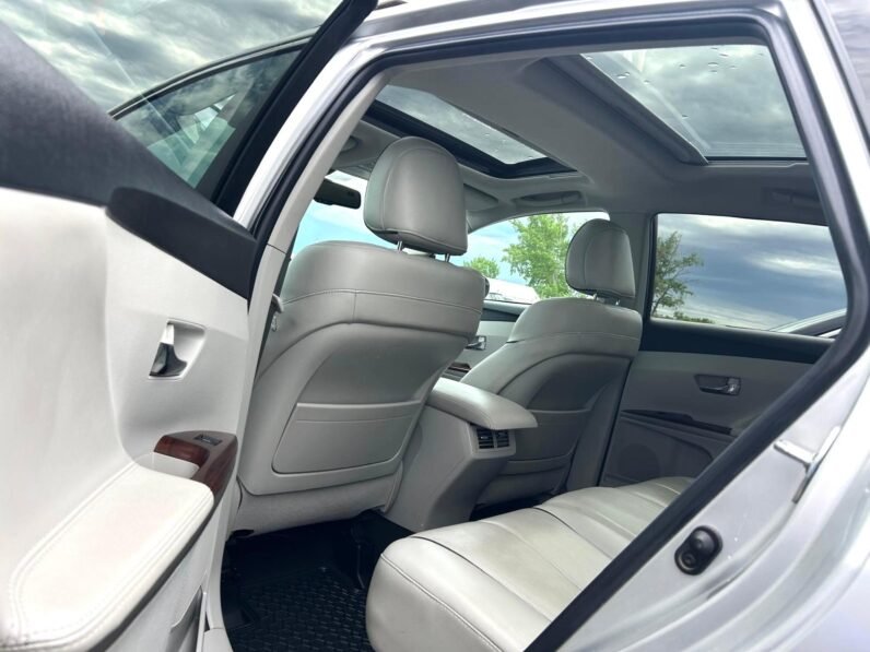 
								2010 Toyota Venza Limited AWD SUV. full									