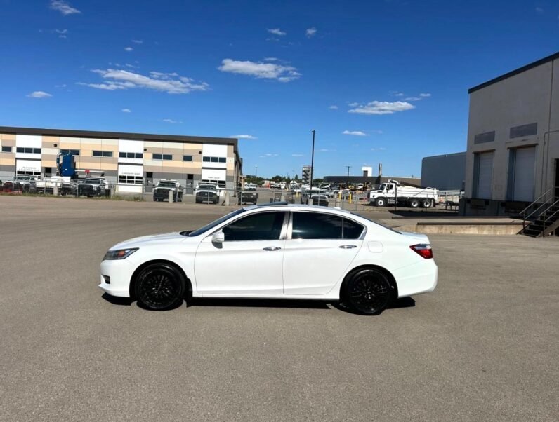 
								2015 Honda Accord Touring Sedan full									