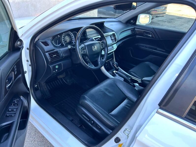 
								2015 Honda Accord Touring Sedan full									
