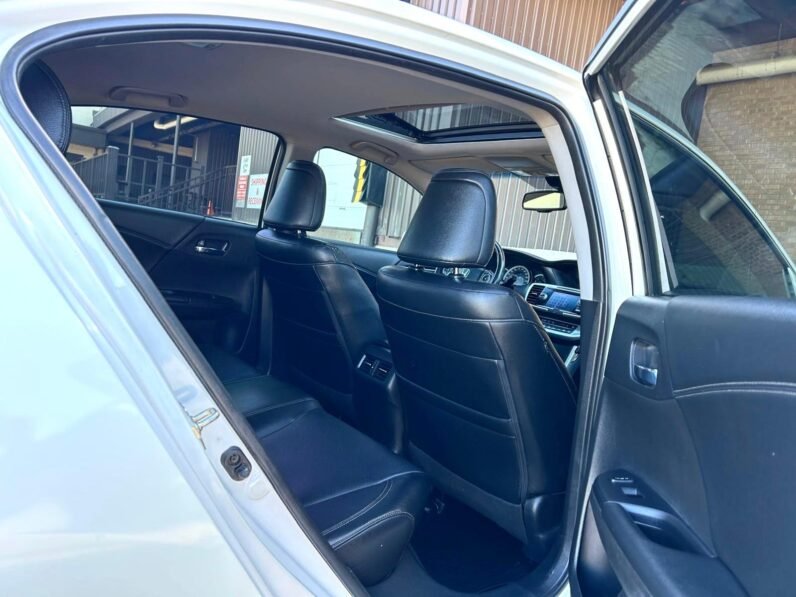 
								2015 Honda Accord Touring Sedan full									