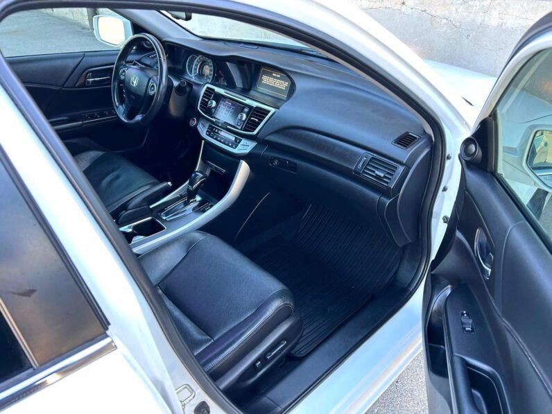 
								2015 Honda Accord Touring Sedan full									