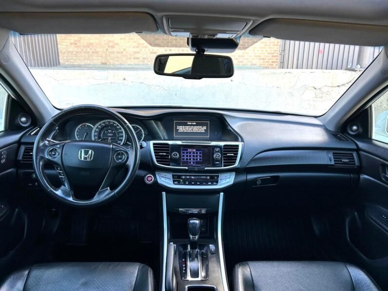 
								2015 Honda Accord Touring Sedan full									