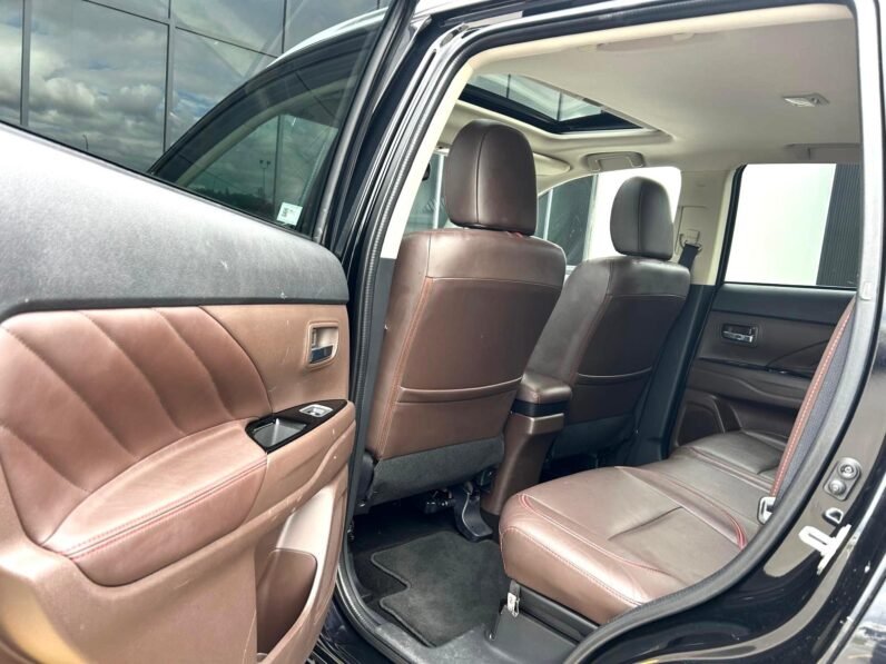 
								2018 Mitsubishi Outlander Limited PHEV AWD SUV full									