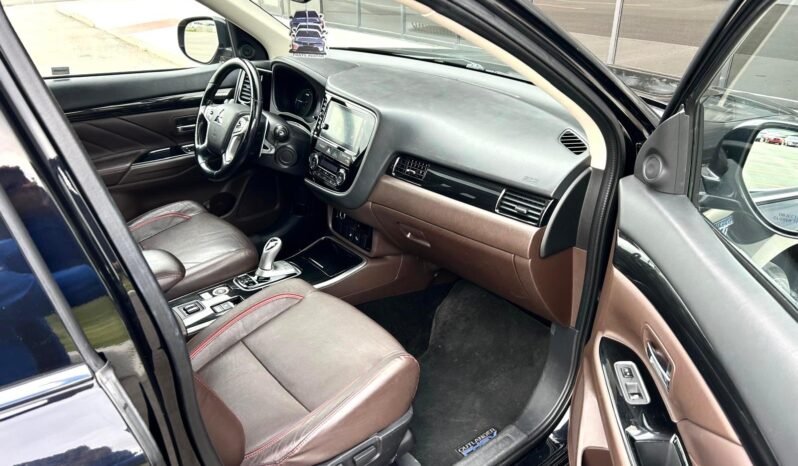 
								2018 Mitsubishi Outlander Limited PHEV AWD SUV full									