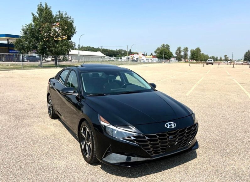 
								2023 Hyundai Elantra Luxury Sedan full									