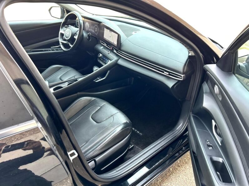 
								2023 Hyundai Elantra Luxury Sedan full									