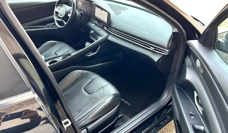 
								2023 Hyundai Elantra Luxury Sedan full									