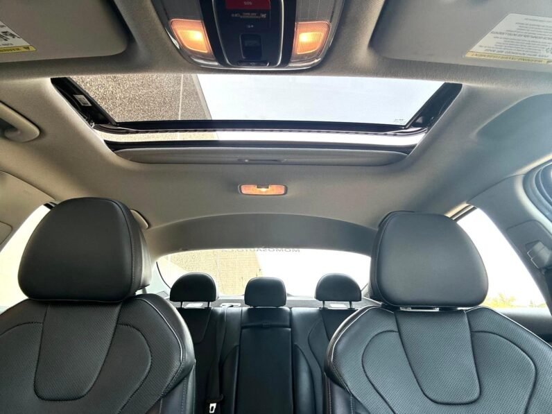 
								2023 Hyundai Elantra Luxury Sedan full									