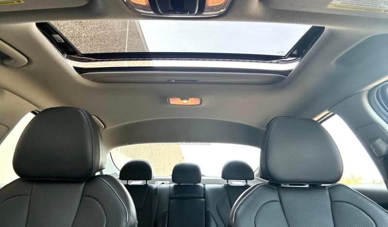 
								2023 Hyundai Elantra Luxury Sedan full									