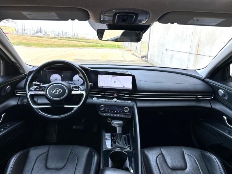 
								2023 Hyundai Elantra Luxury Sedan full									