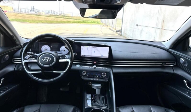 
								2023 Hyundai Elantra Luxury Sedan full									
