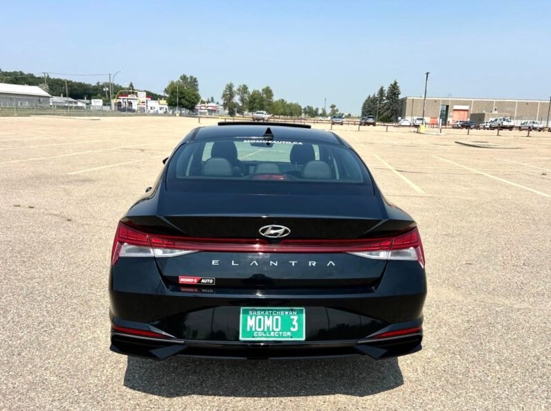 
								2023 Hyundai Elantra Luxury Sedan full									