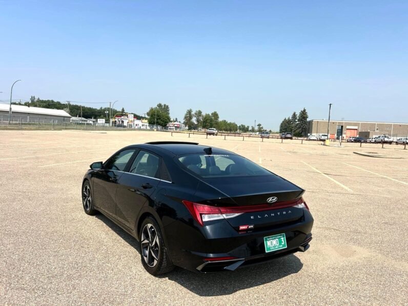 
								2023 Hyundai Elantra Luxury Sedan full									