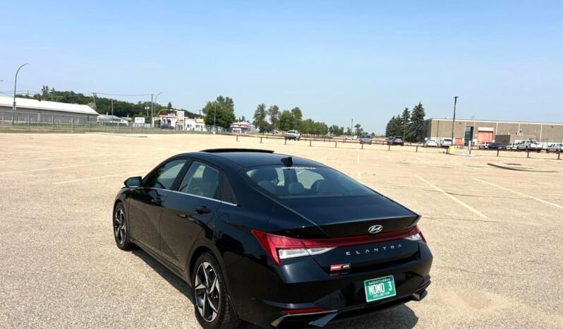 
								2023 Hyundai Elantra Luxury Sedan full									