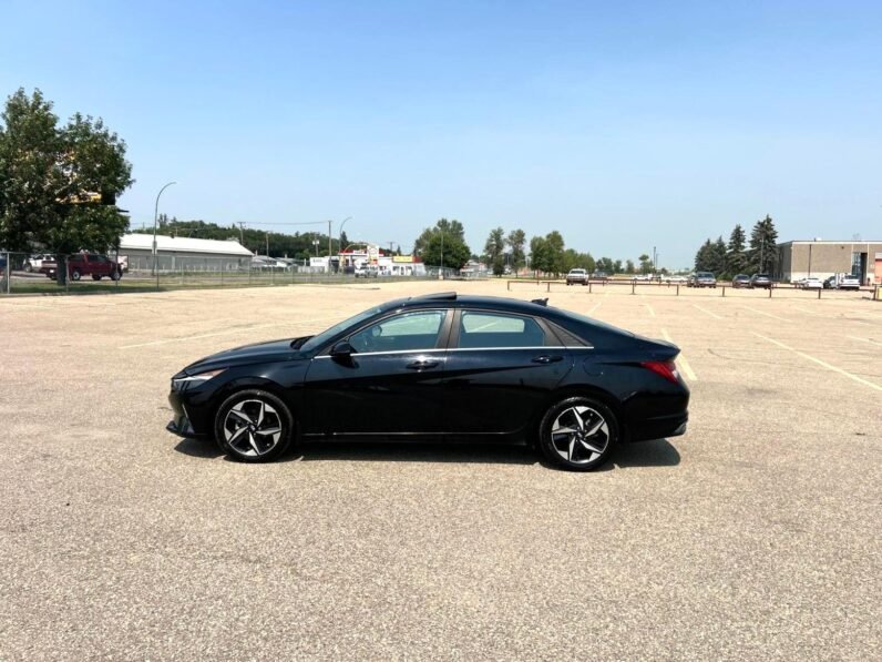 
								2023 Hyundai Elantra Luxury Sedan full									