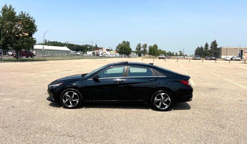 
								2023 Hyundai Elantra Luxury Sedan full									