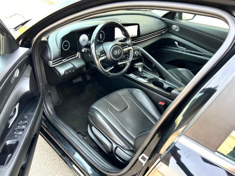 
								2023 Hyundai Elantra Luxury Sedan full									