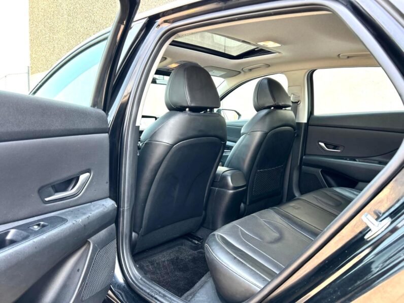
								2023 Hyundai Elantra Luxury Sedan full									
