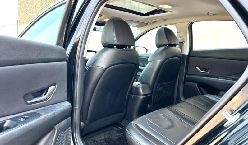 
								2023 Hyundai Elantra Luxury Sedan full									