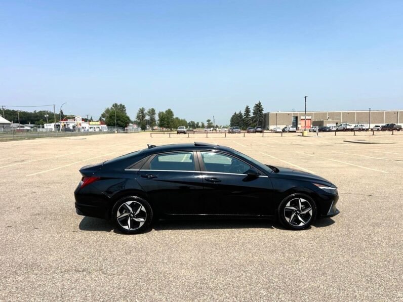 
								2023 Hyundai Elantra Luxury Sedan full									