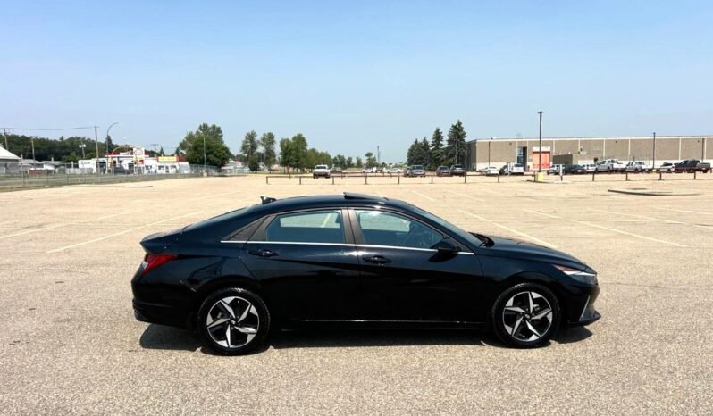 
								2023 Hyundai Elantra Luxury Sedan full									