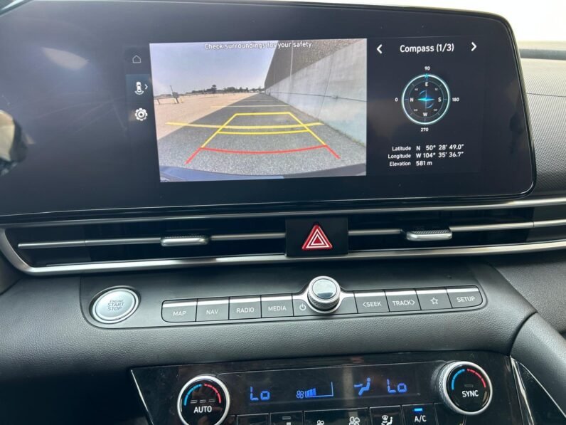 
								2023 Hyundai Elantra Luxury Sedan full									