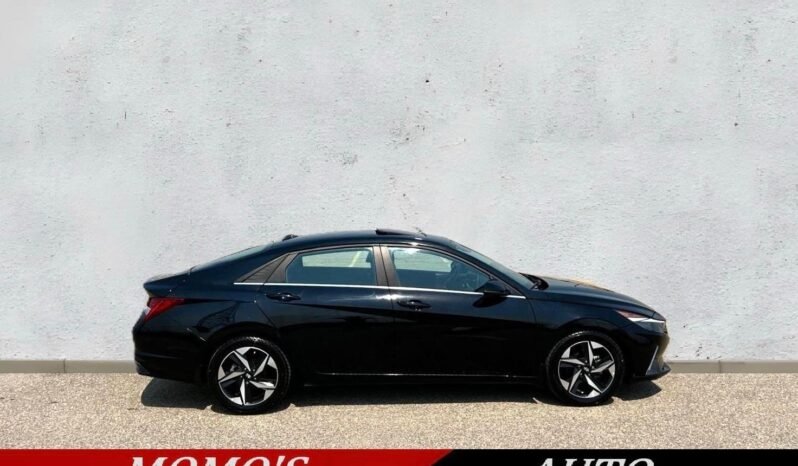 
								2023 Hyundai Elantra Luxury Sedan full									