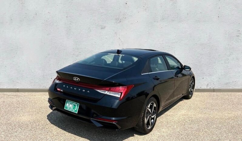 
								2023 Hyundai Elantra Luxury Sedan full									