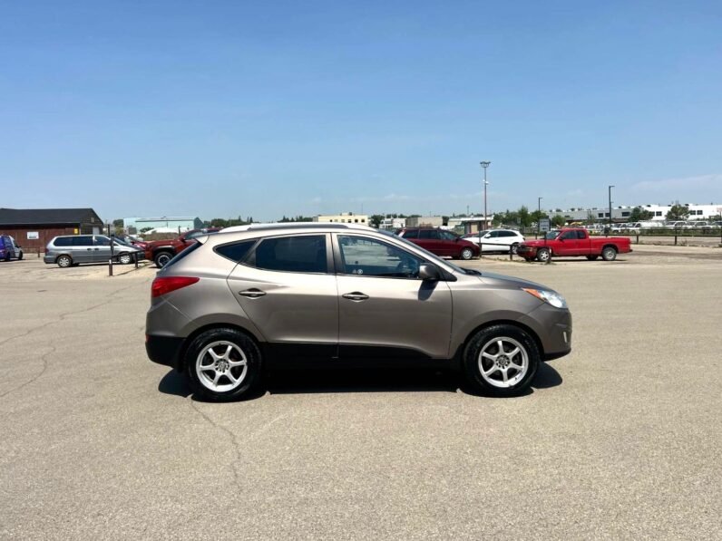 
								2013 Hyundai Tucson Limited AWD SUV. full									