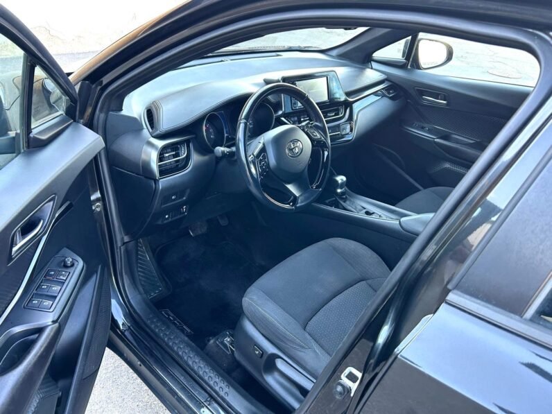 
								2018 Toyota C-HR XLE SUV full									